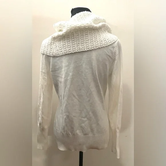 New York & Company- White Cowl Neck Sweater Size S - Picture 3 of 8